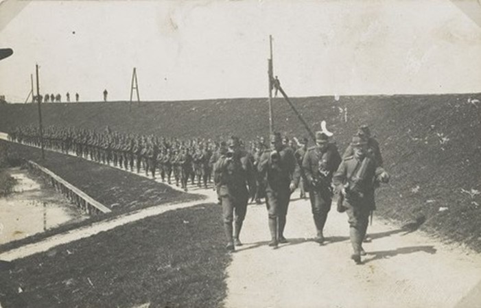 Militairen terugmarcherend na een schietoefening langs de Westdijk