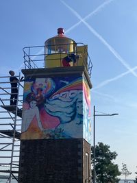 In het kader van de Kunst & Monumenten Route 2024 werd de vuurtoren ingepakt door kunstenaar Anna Blom