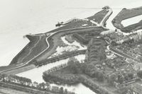 Afb. 1. Luchtfoto van ‘bruggenhoofd’ Willemstad vóór 1940 met de aanlegsteigers en de bastions Gelderland en Holland nog zonder