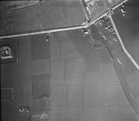 Afb. 41. Luchtfoto Tonnekreek bij watersnood 1953 met de Tonsedijk - de Oostdijk en fort Bovensluis