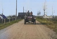 Afb. 48. Pantserwagen van de 49e Divisie met luitenant-kolonel Hughes als onderhandelaar en een tolk rijden over de Stadsedijk n